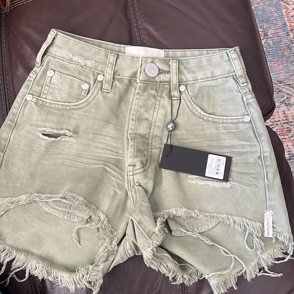 One teaspoon size 22 shorts